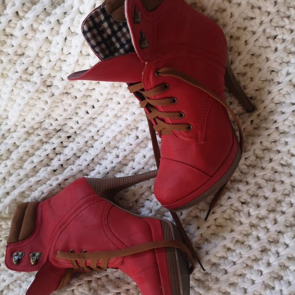 Heeled red boots